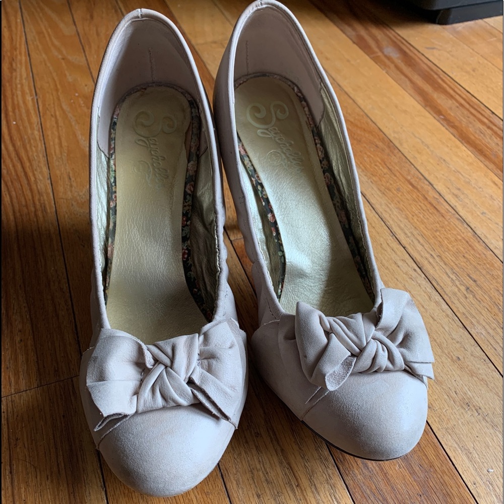 Taupe leather shoes